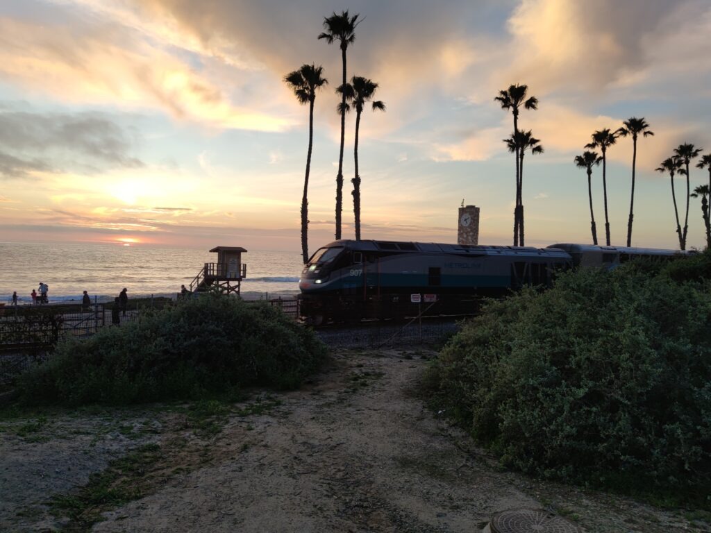 Der Pacific Surfliner direkt am Meer im Sonnenuntergang