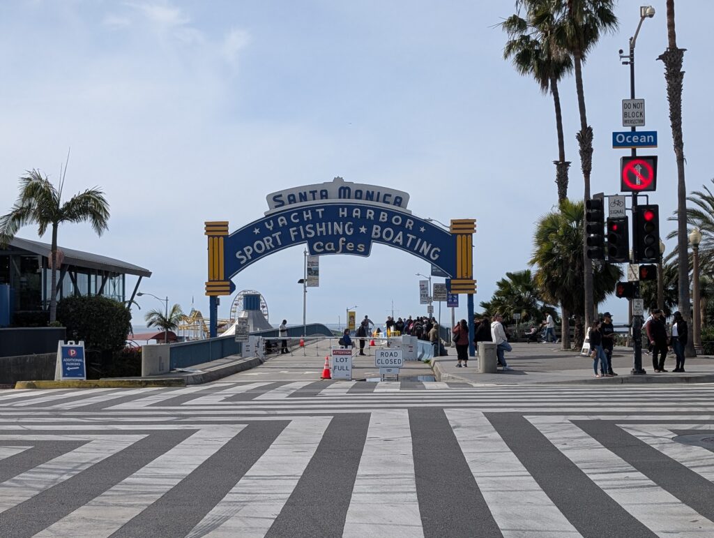 Das berühmte Zeichen am Eingang zum Santa Monica Pier Das berühmte Zeichen am Eingang zum Santa Monica Pier