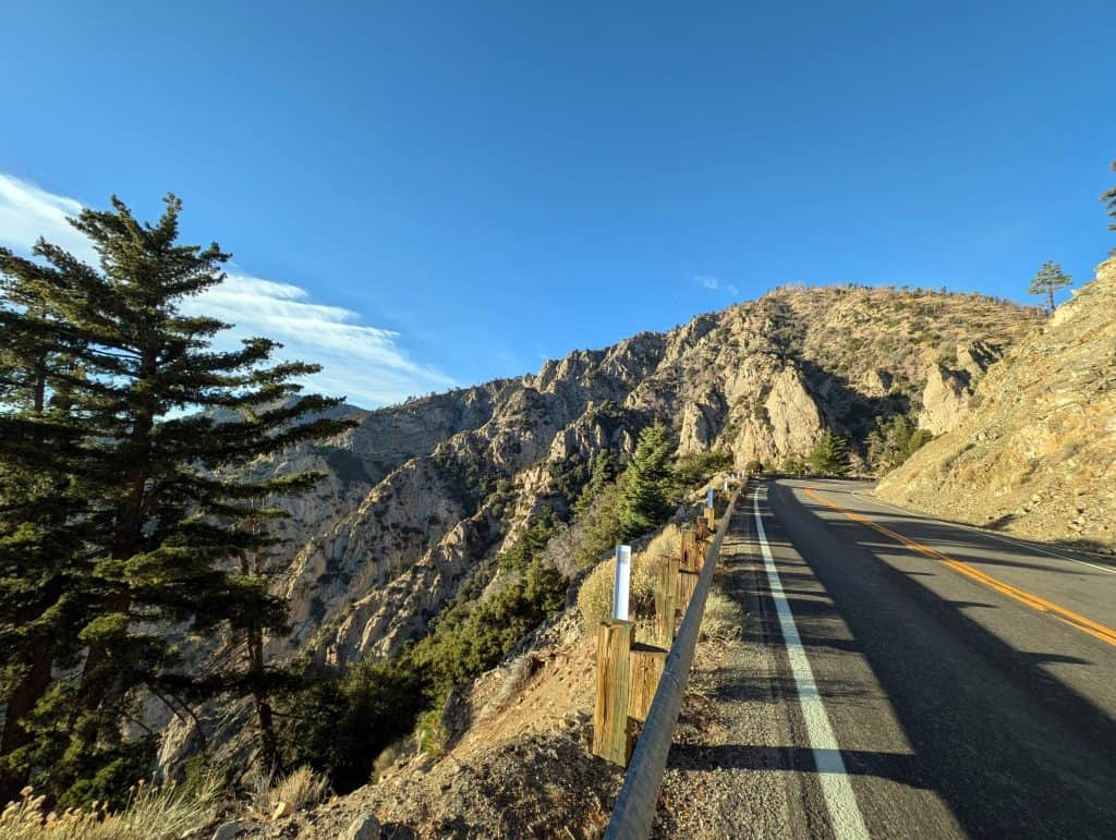 Kurvenreiche Straße zum Mount Wilson Observatory