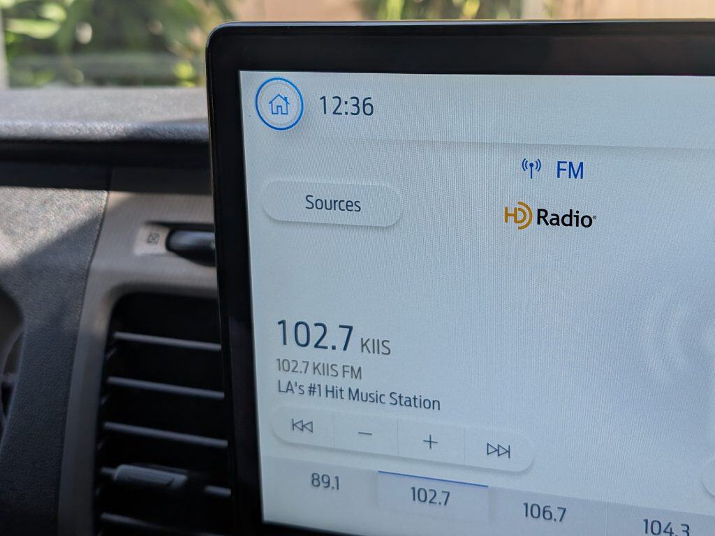 KIIS-FM 102.7 im Autoradio während einer Fahrt durch Los Angeles