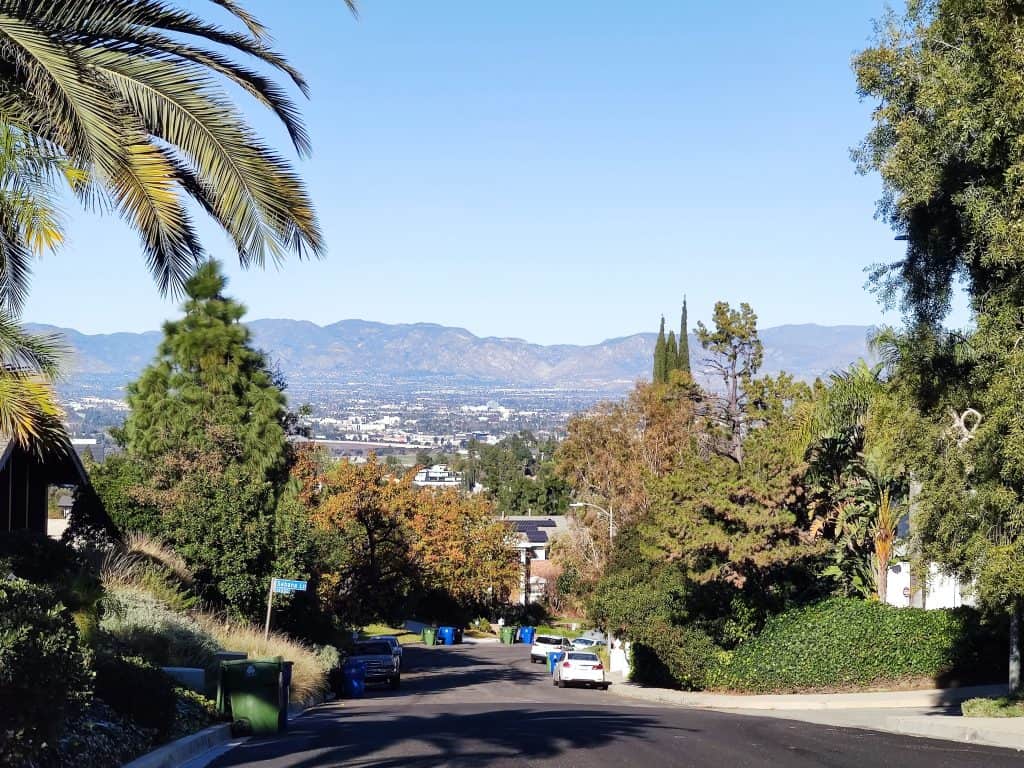 Wohnstraße in Monterey Park mit Blick auf die San Gabriel Mountains