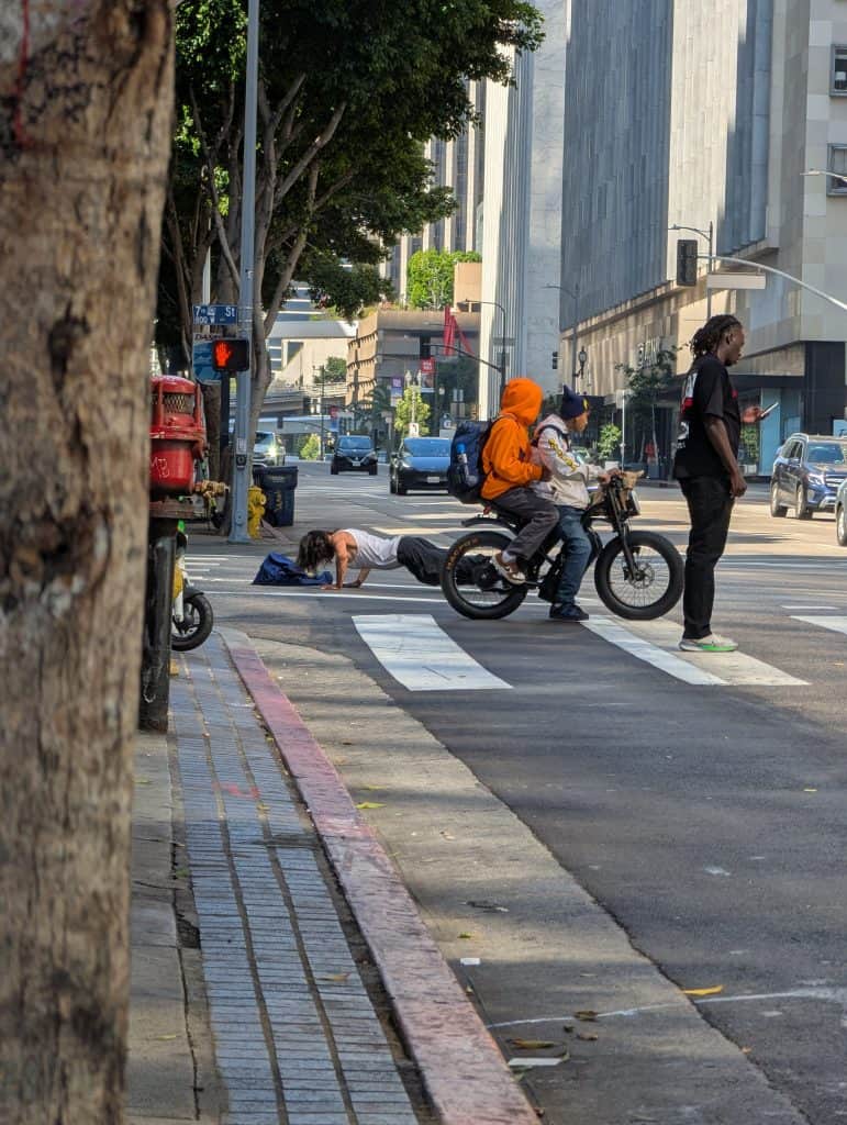 Szene einem Zebrastreifen in Downtown Los Angeles