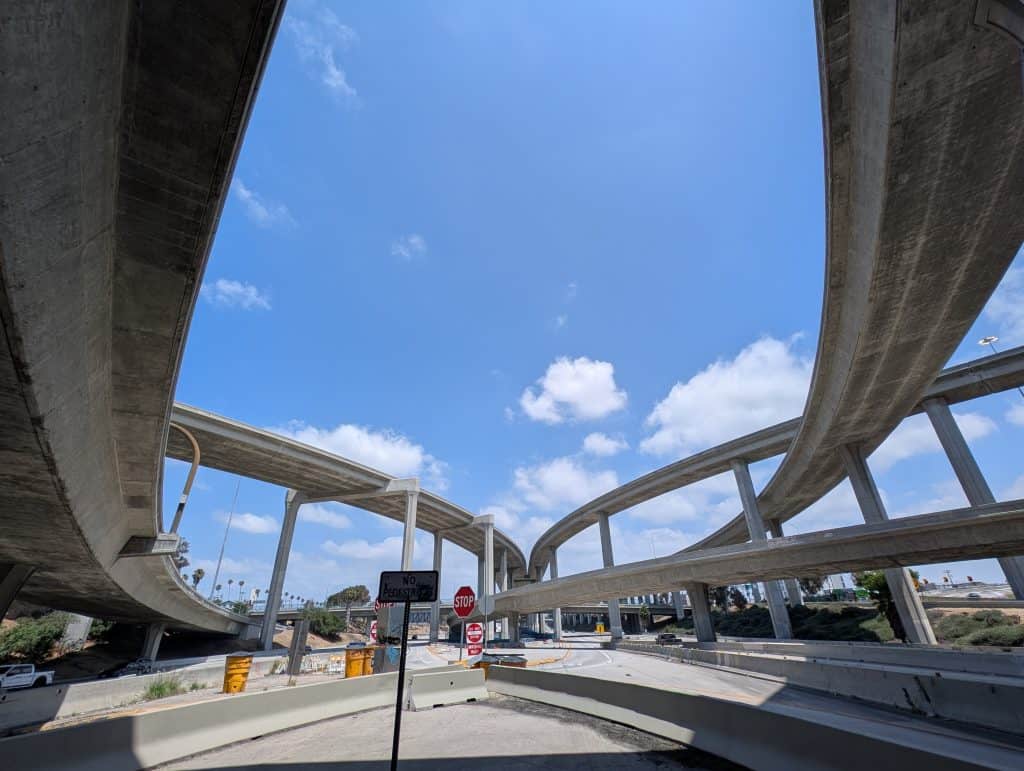 Mehrere übereinander verlaufende Freeway-Rampen in Los Angeles