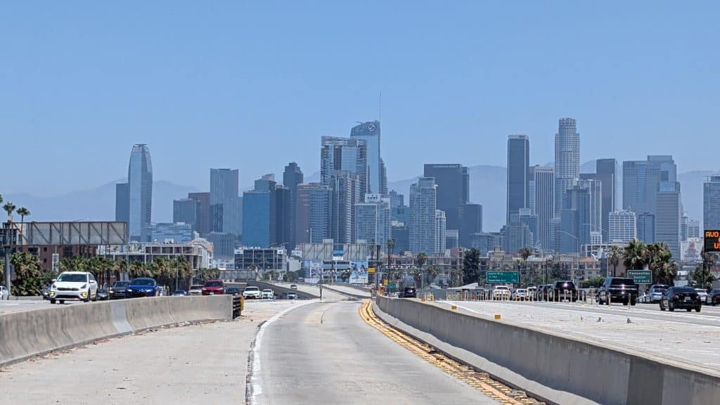 Autofahren in Los Angeles auf dem Freeway mit Blick auf die Downtown Skyline