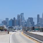Autofahren in Los Angeles auf dem Freeway mit Blick auf die Downtown Skyline
