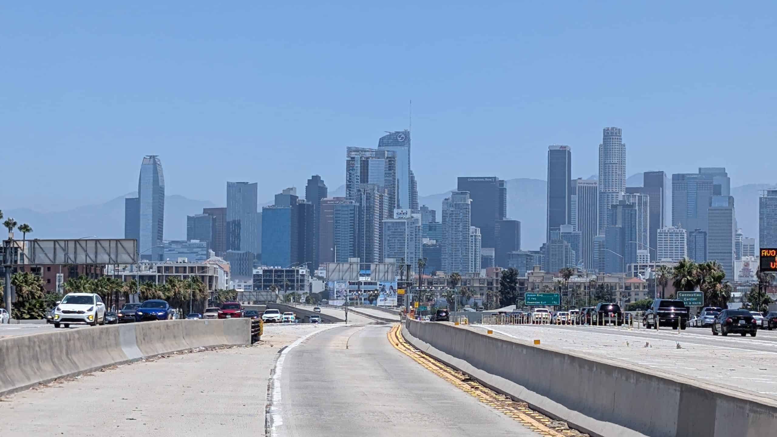 Autofahren in Los Angeles auf dem Freeway mit Blick auf die Downtown Skyline