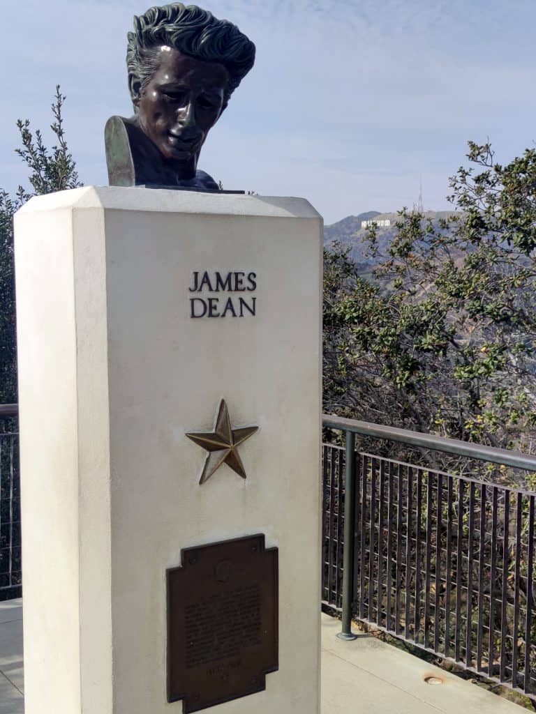 James-Dean-Denkmal am Griffith Observatory mit Blick auf das Hollywood Sign