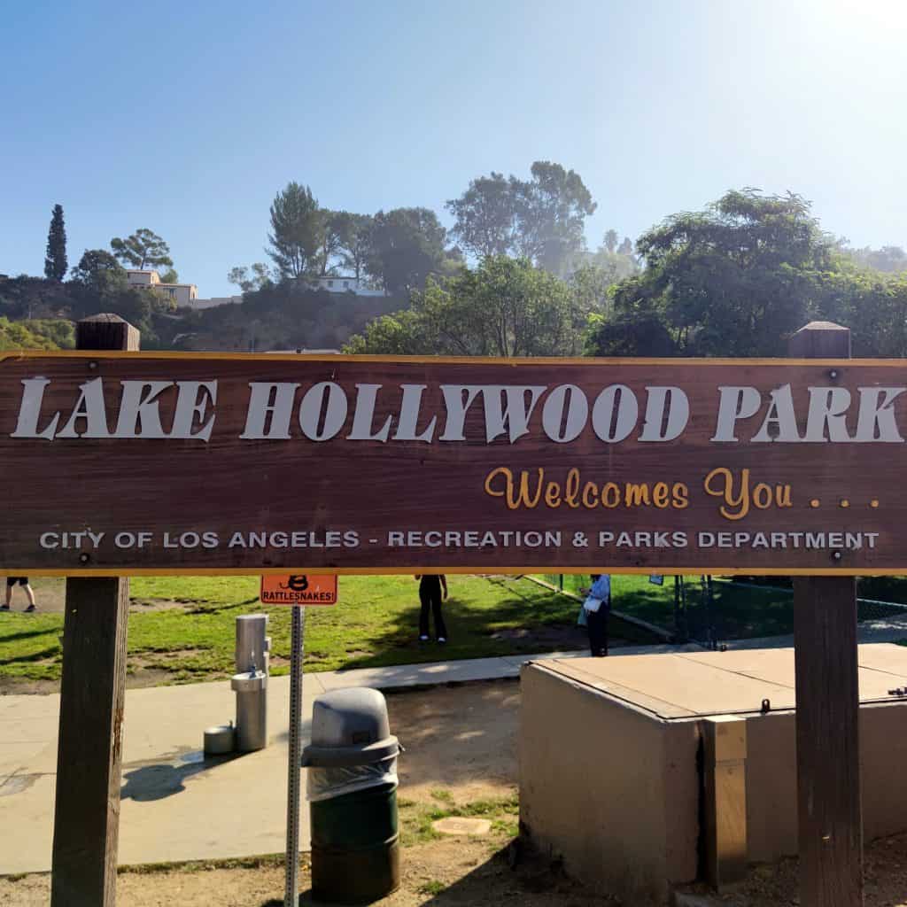 Eingang zum Lake Hollywood Park unterhalb des Hollywood Sign