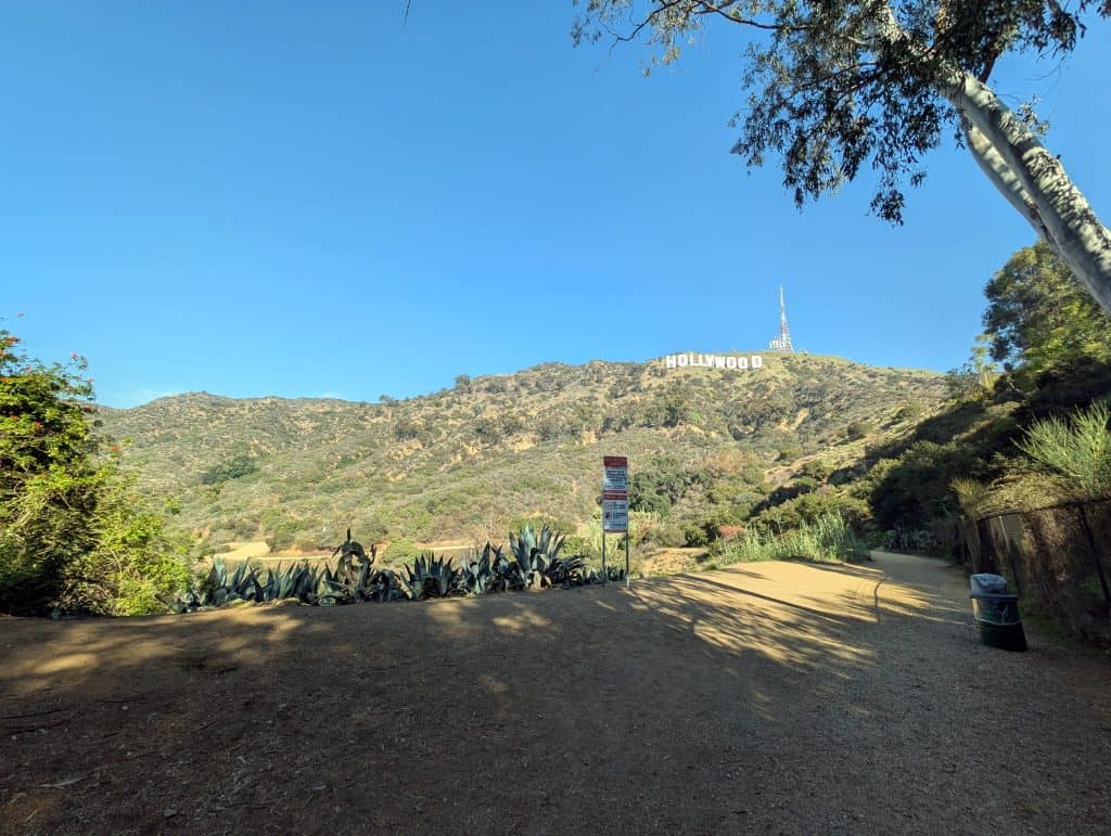 Ende des Innsdale Trails mit Blick zurück auf das Hollywood Zeichen