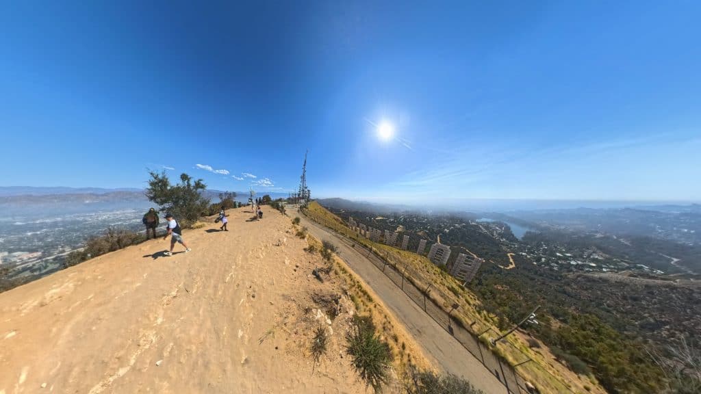 Blick hinter das Hollywood Sign auf dem Mount Lee Trail