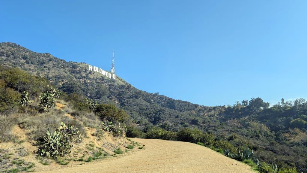 Wanderweg mit Blick auf das Hollywood Sign in den Hollywood Hills