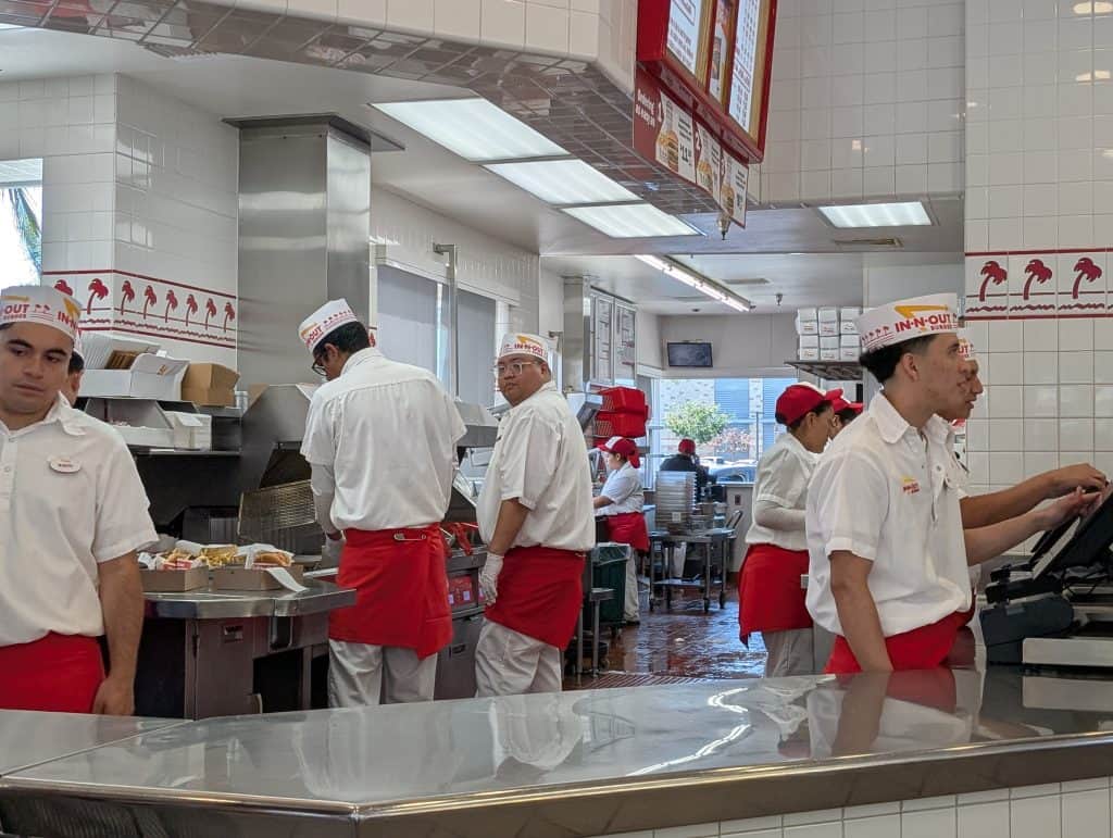 Mitarbeiter bereiten Burger frisch in einer In-N-Out-Filiale in Kalifornien zu
