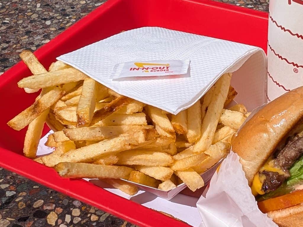 Die berühmten In-N-Out Fries mit frisch zubereitetem Burger