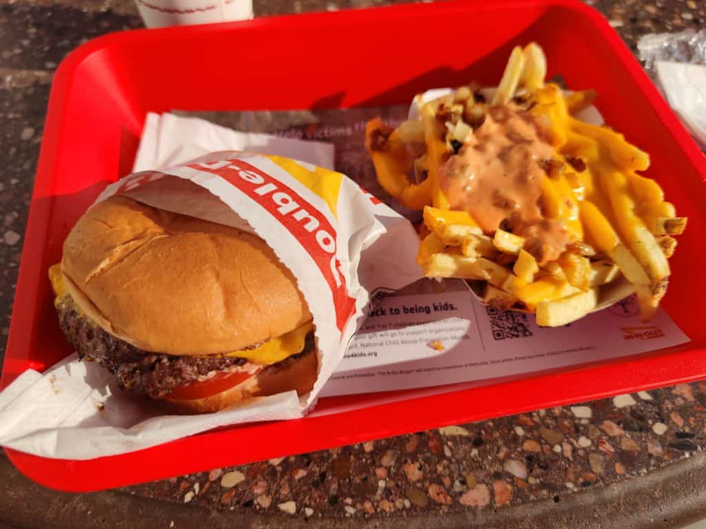 Animal Style Burger und Animal Style Fries bei In-N-Out Burger in Kalifornien