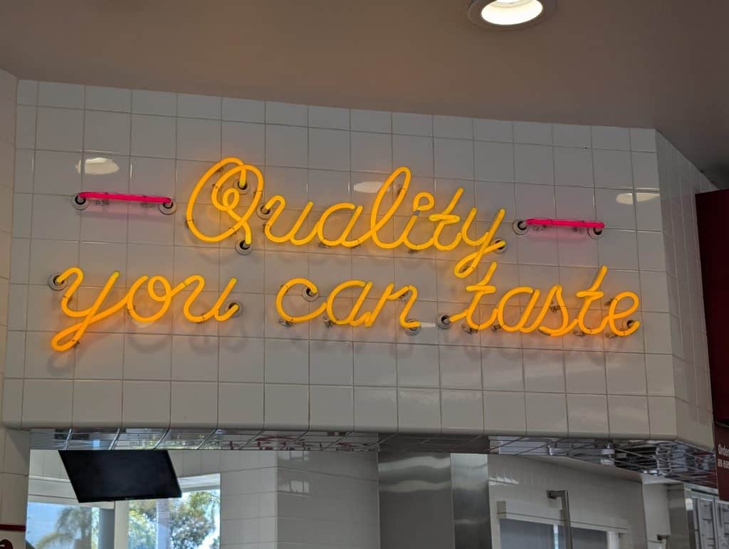Neon-Schriftzug „Quality you can taste“ in einer In-N-Out Burger Filiale