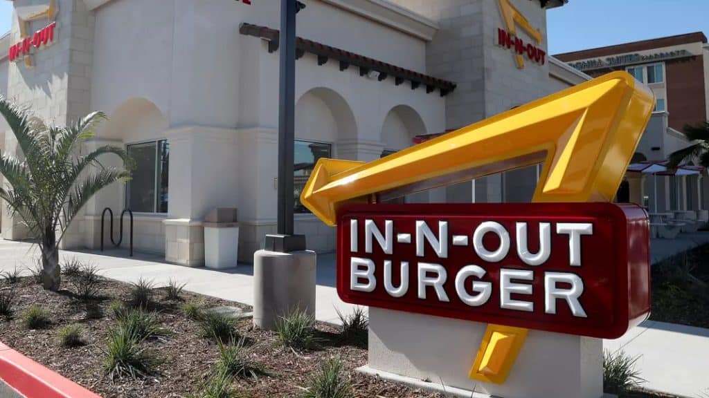 In-N-Out Burger Restaurant mit dem berühmten gelben Pfeil-Logo in Kalifornien