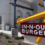 In-N-Out Burger Restaurant mit dem berühmten gelben Pfeil-Logo in Kalifornien