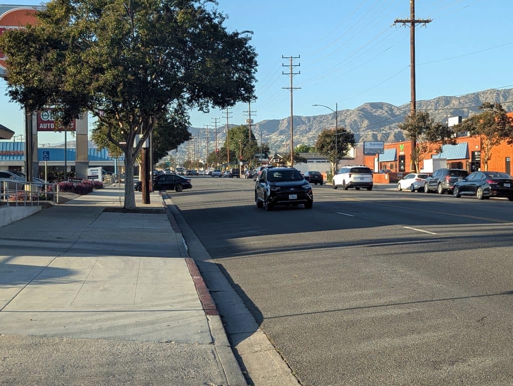Straße in Burbank bei Los Angeles mit Blick auf die San Gabriel Mountains