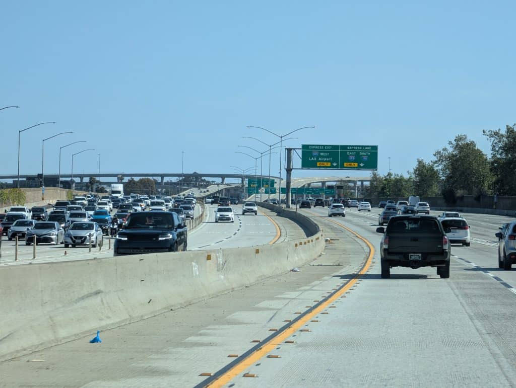 Typischer Verkehr auf einem Freeway in LA