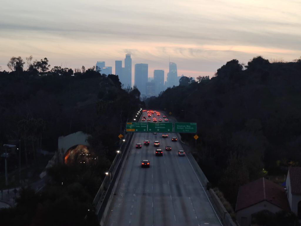 Downtown Los Angeles am Abend hinter dem Arroyo Seco Parkway
