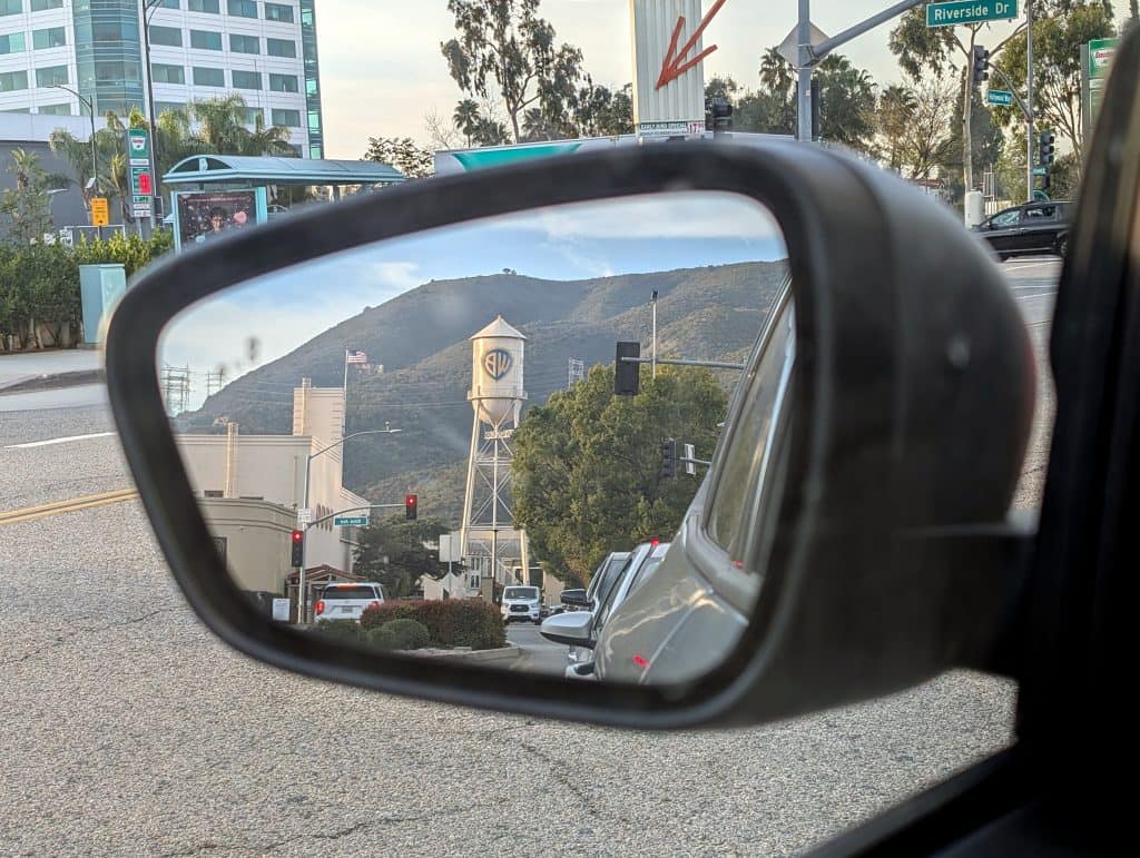 Warner Bros. Wasserturm in Burbank im Außenspiegel eines Autos