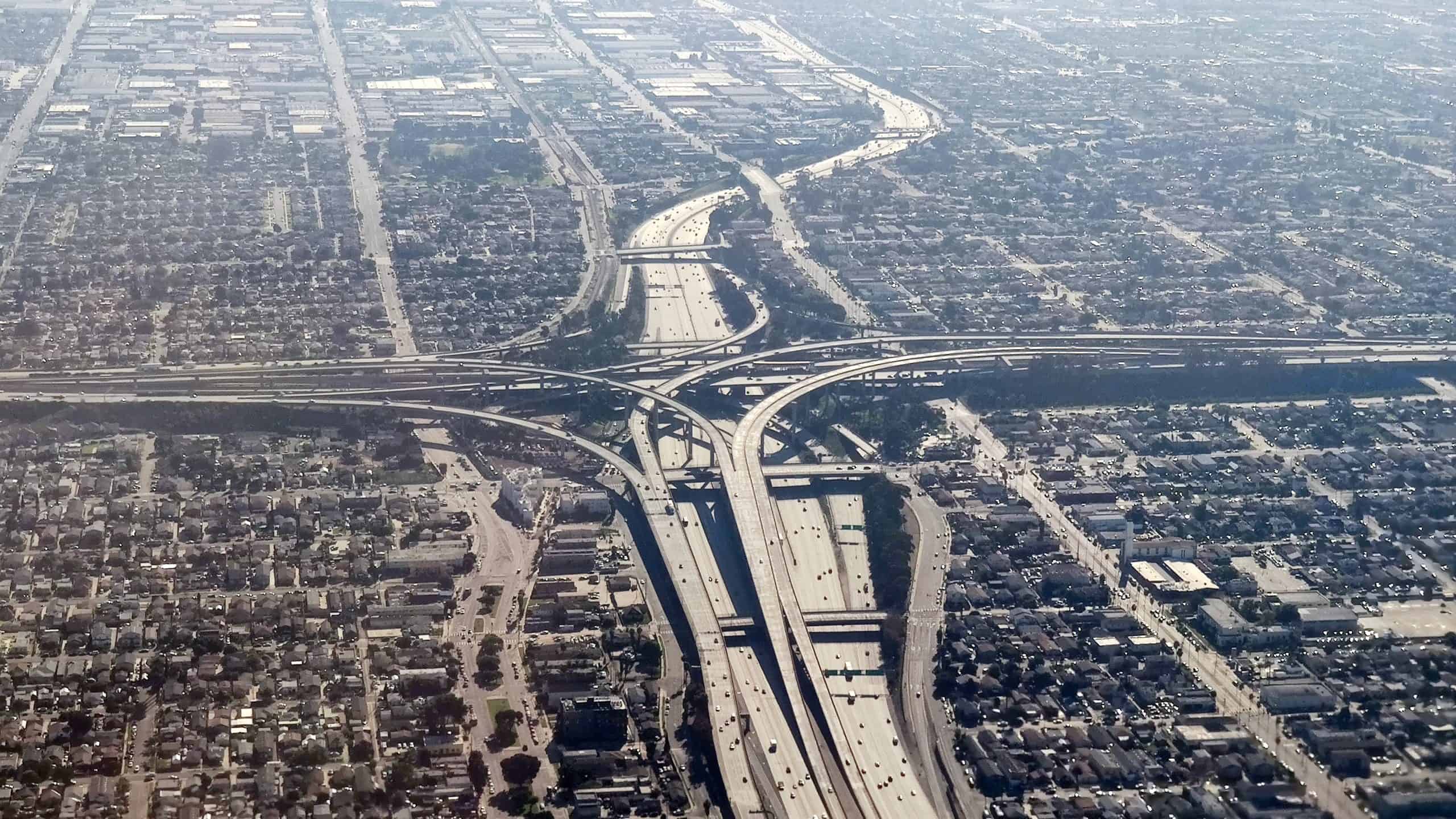 Luftaufnahme des Harry Pregerson Interchange im Süden von Los Angeles