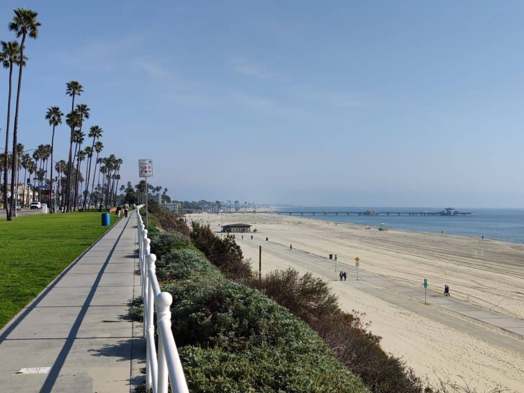 Blick auf den breiten Sandstrand und den Pazifik bei Long Beach in Los Angeles