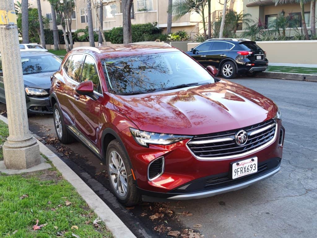 Kostenlos geparktes Auto in einer Wohnstraße in Los Angeles als Alternative zu teuren Parkhäusern