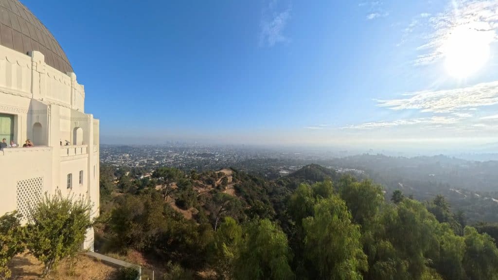 Griffith Observatory mit Blick über Los Angeles und Downtown