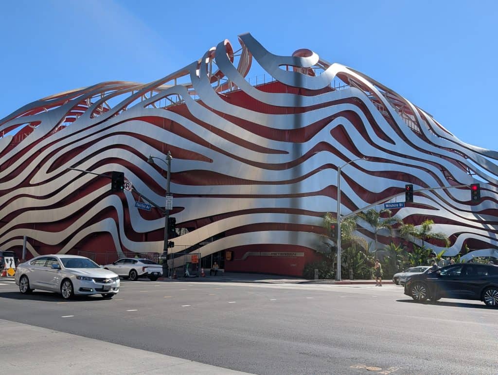 Das Petersen Automotive Museum am Wilshire Boulevard in Los Angeles