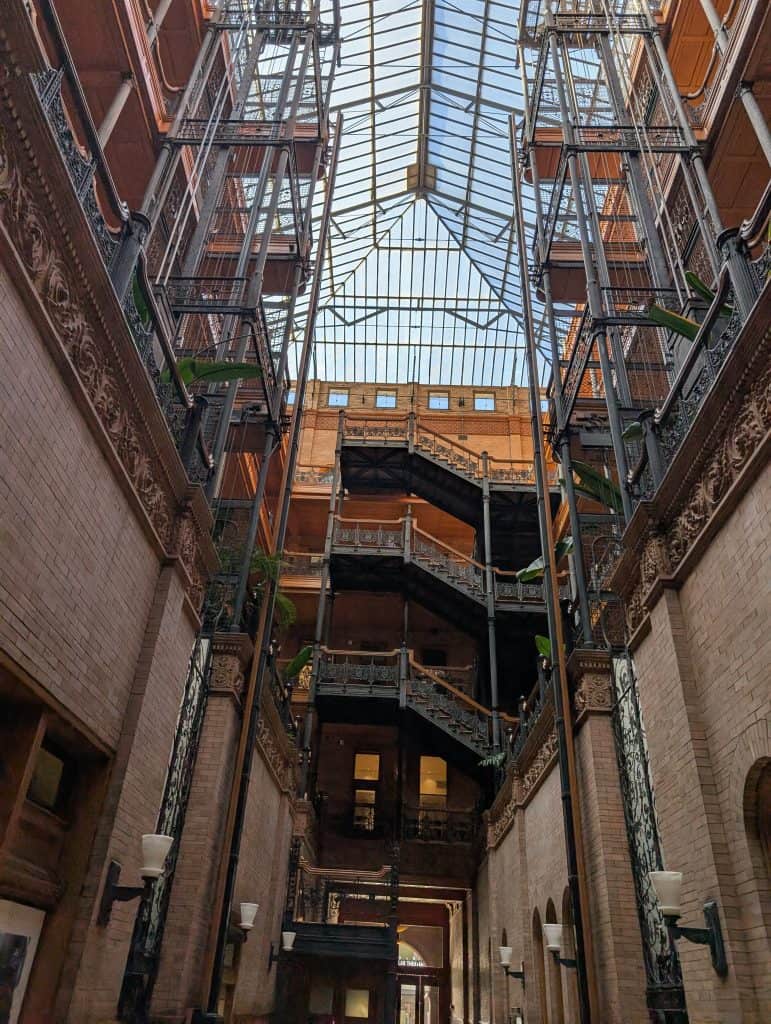 Das historische Bradbury Building in Downtown Los Angeles diente als Kulisse für zahlreiche Filme