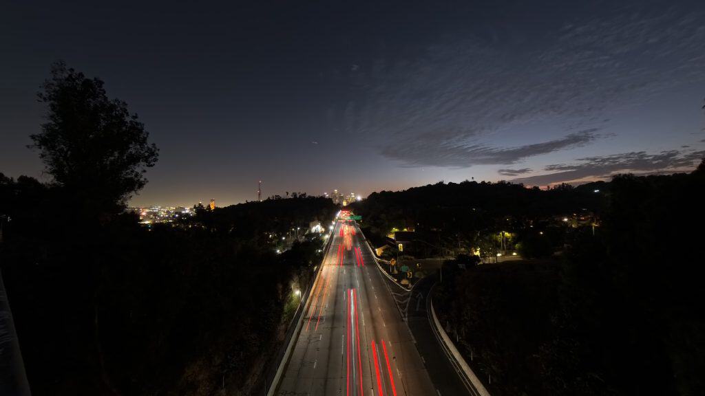 Die Lichter von Downtown Los Angeles bei einer nächtlichen Autofahrt durch die Stadt