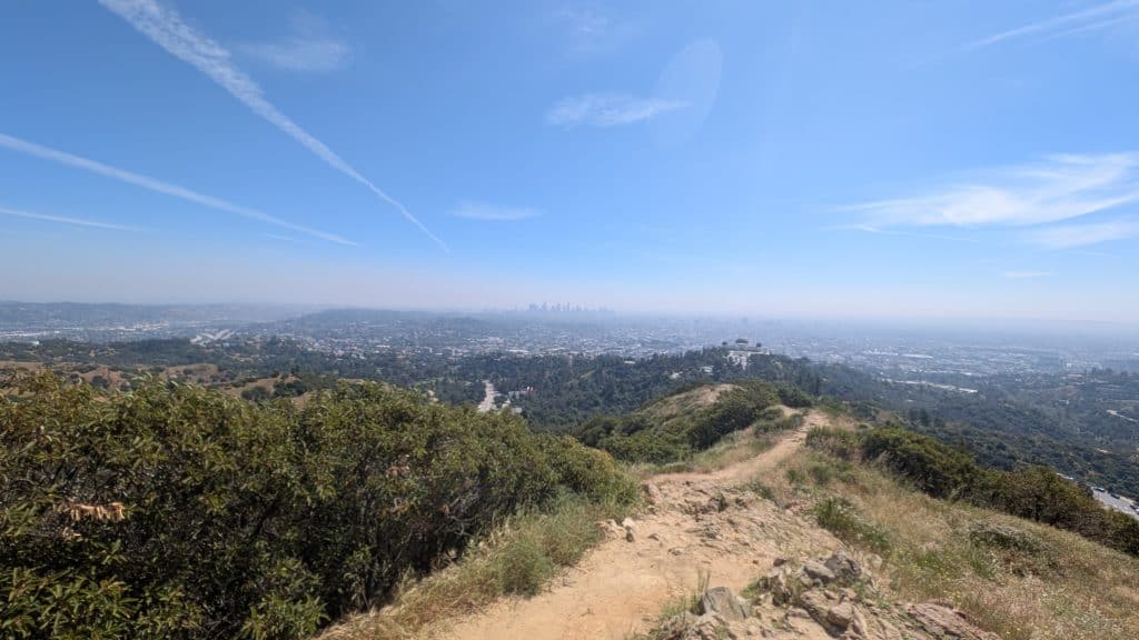 Kostenlose Aussicht über Los Angeles von einem Wanderweg in den Hollywood Hills