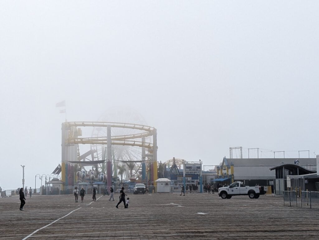 Santa Monica Pier im typischen June Gloom an der Küste von Los Angeles