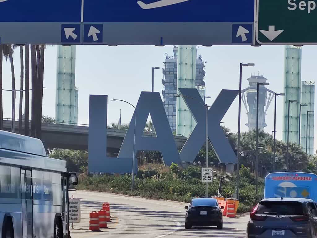 LAX Schild am Los Angeles International Airport