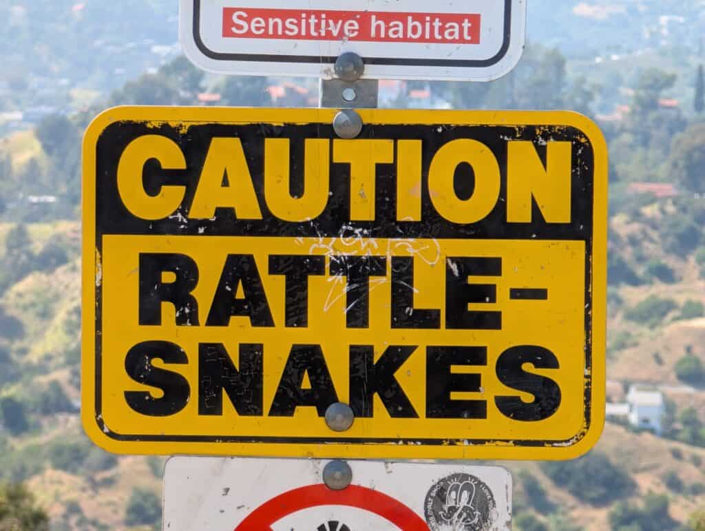 Warnschild vor Klapperschlangen an einem Wanderweg in Los Angeles