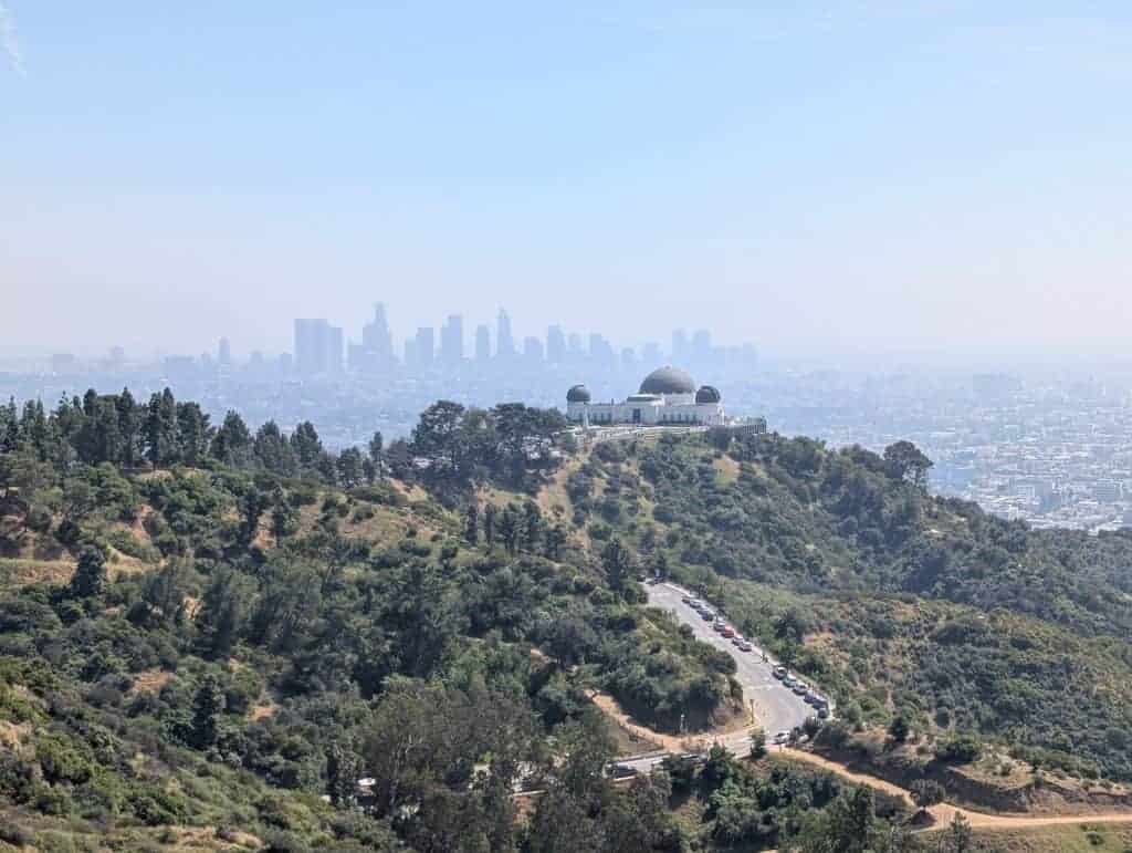 Griffith Observatory und die Skyline von Downtown Los Angeles