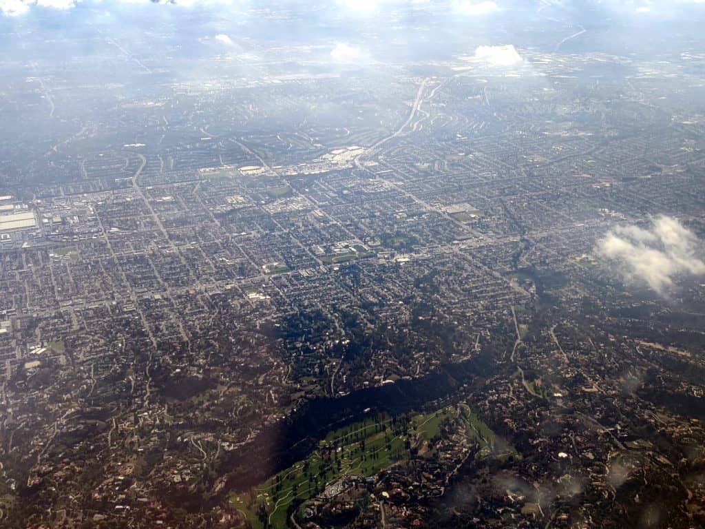 Blick aus dem Flugzeug über die weitläufige Metropolregion Los Angeles