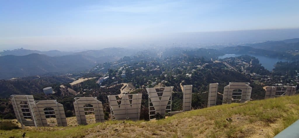 Blick hinter die berühmten Buchstaben des Hollywood Signs