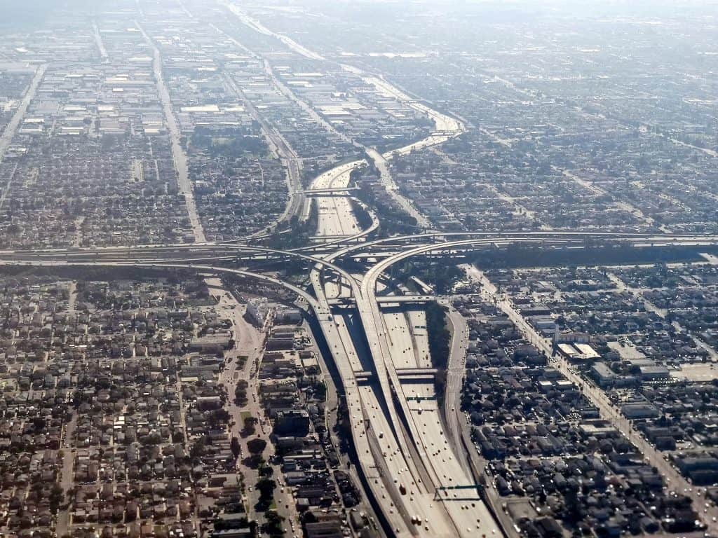 Verkehr auf einem Freeway im Süden von LA