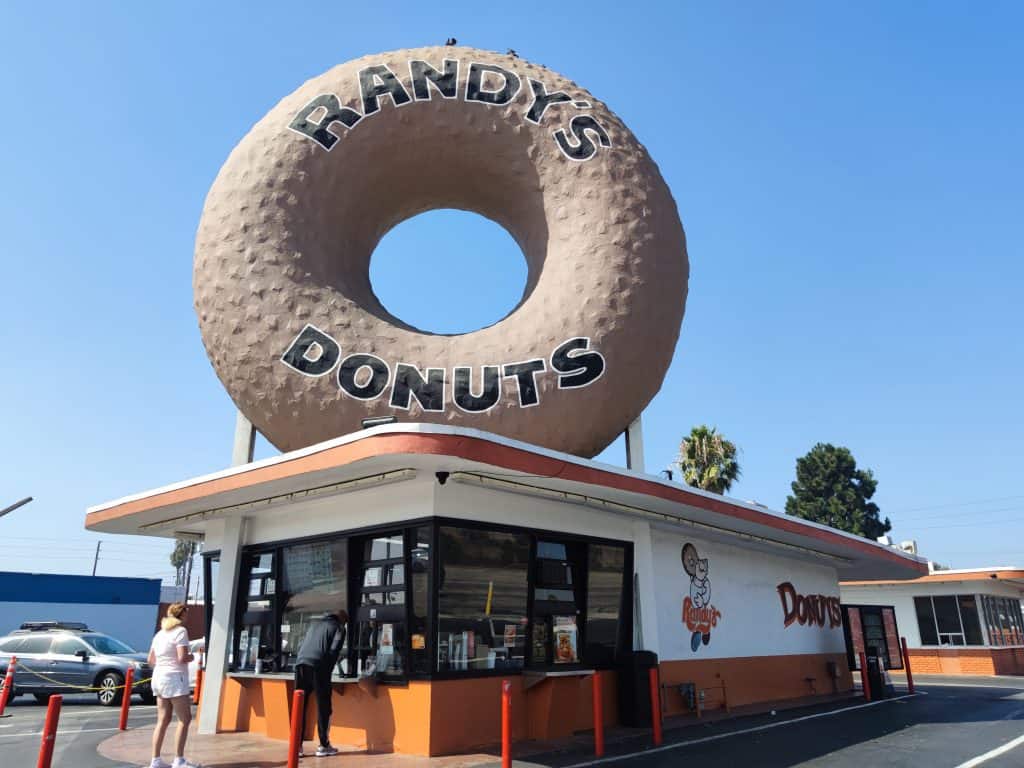 Randy's Donuts in Inglewood mit dem berühmten Donut auf dem Dach