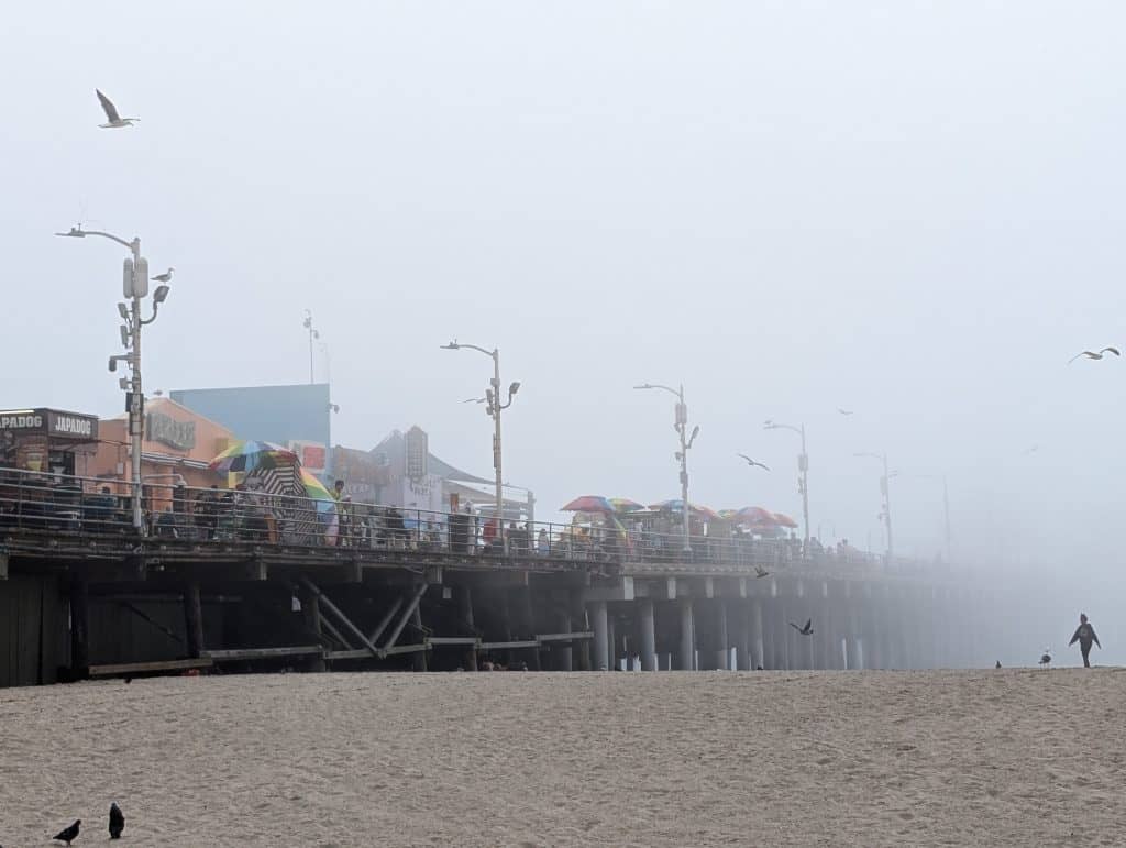 Santa Monica Pier verschwindet während des June Gloom im dichten Küstennebel