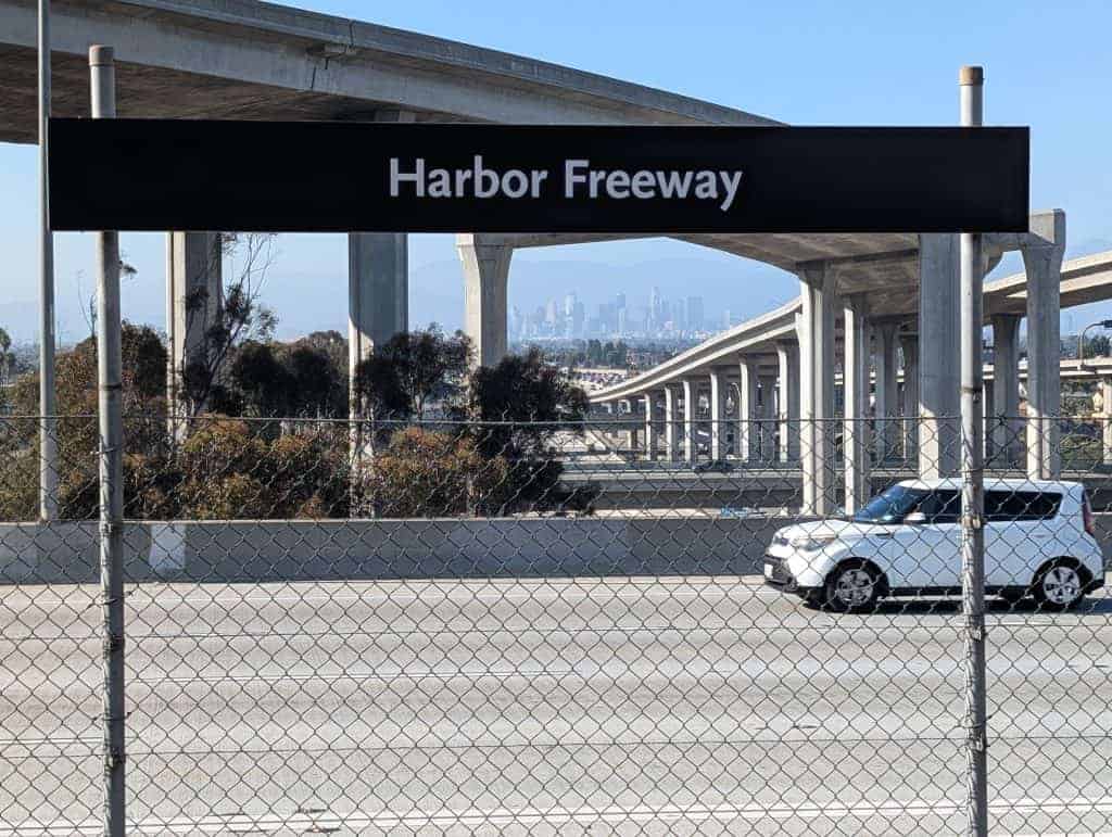 Harbor Freeway Station mit Downtown Los Angeles im Hintergrund