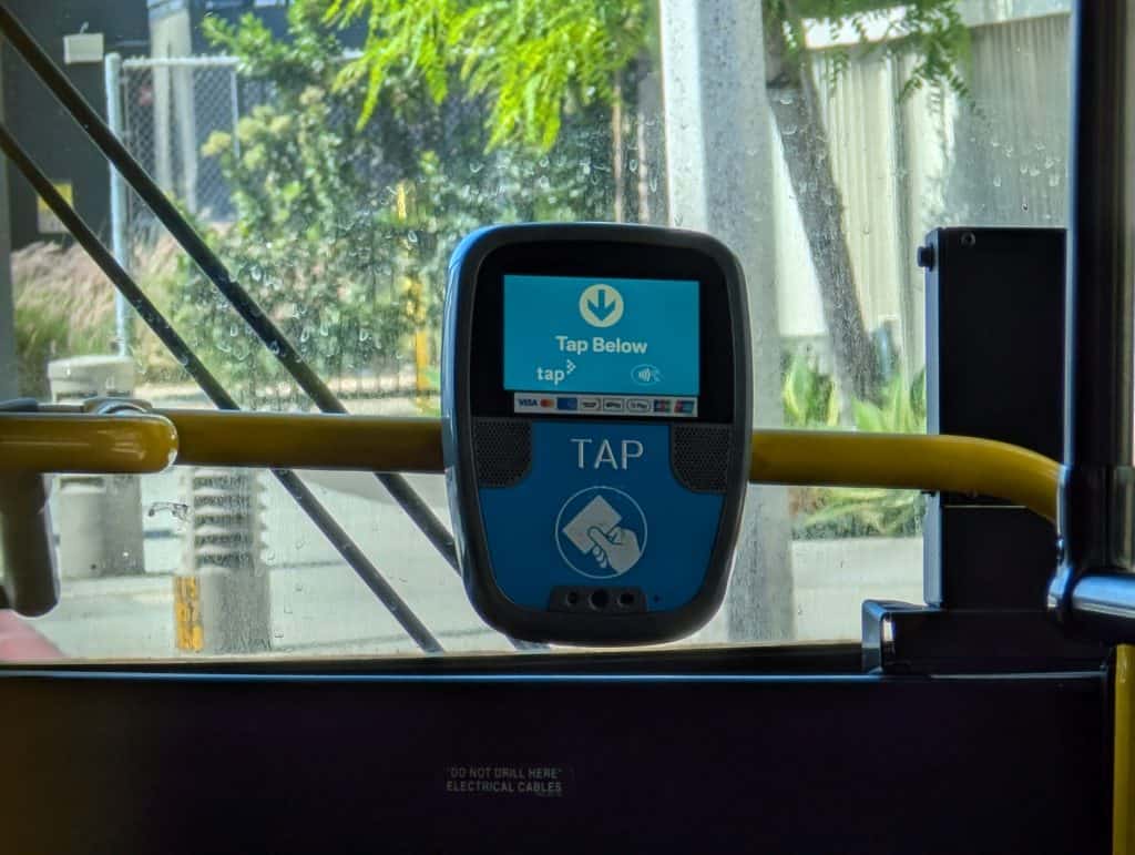 Kontaktloses Kartenlesegerät in einem Metro-Bus in LA