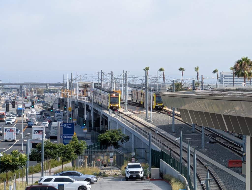 Metro-Züge am LAX Metro Transit Center im Nahverkehrsnetz von Los Angeles