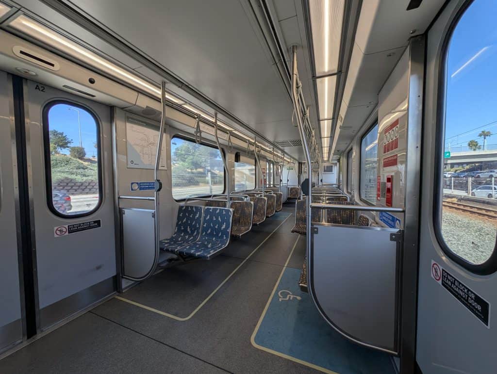 Fast leerer Metro-Zug in Los Angeles außerhalb der Hauptverkehrszeiten
