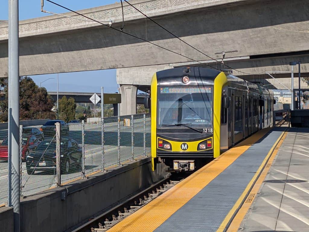 Metro C Line an der Crenshaw Station zwischen den Fahrspuren der 105