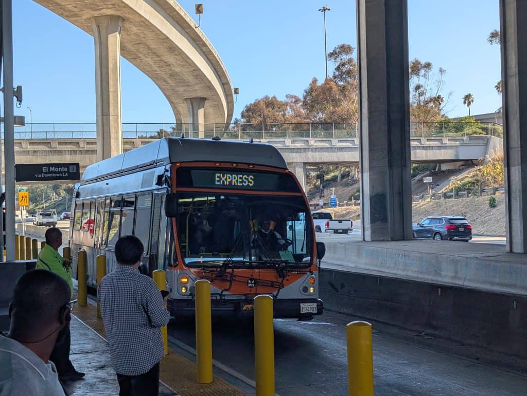 Metro Express Bus der J-Line an der Station Harbor Freeway auf der 110 in LA