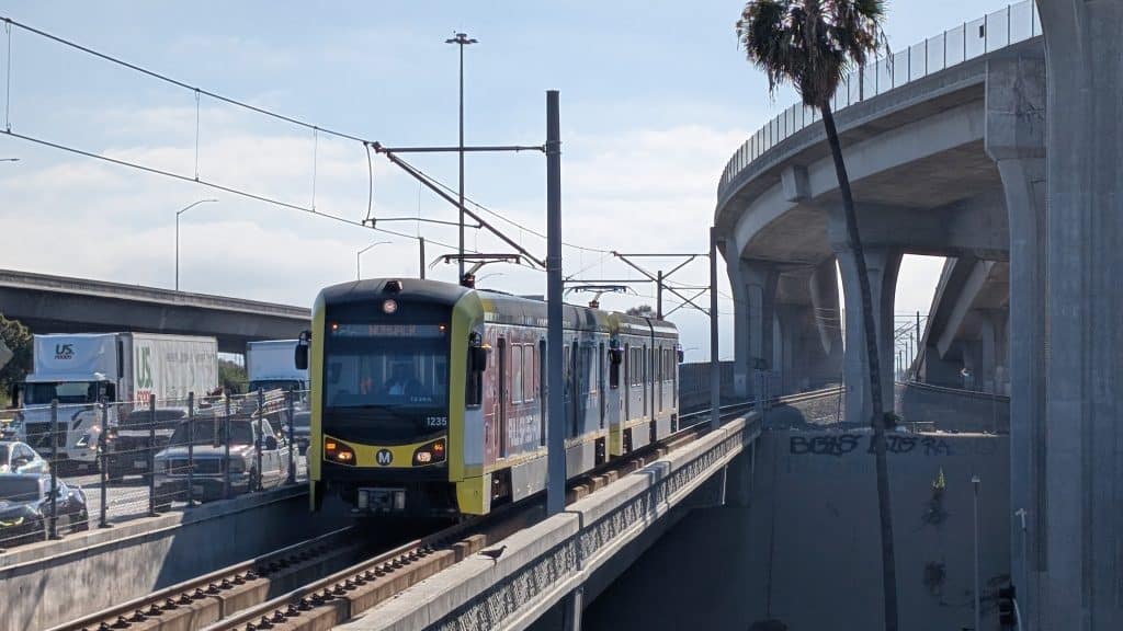 Metro-Zug der C Line zwischen den Freeways von Los Angeles