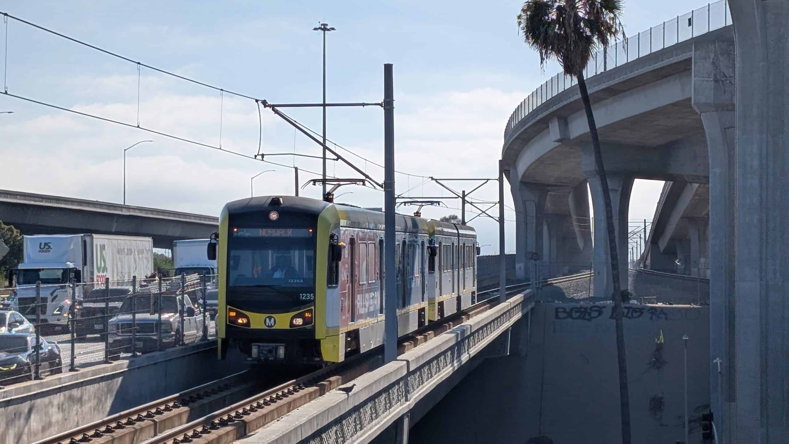 Metro-Zug der C Line zwischen den Freeways von Los Angeles